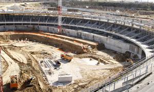 Vista del estado de una de las gradas del Nuevo Estadio del Atlético de Madrid desde la grada ya construida